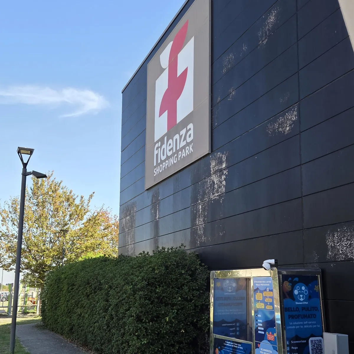 Postazione Shower2Pet installata al Fidenza Shopping Park