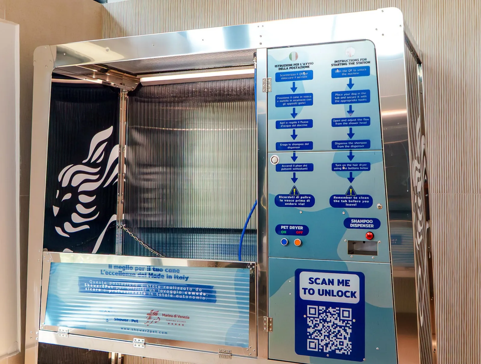 Postazione Shower2Pet Barboncino installata nei servizi di Marina di Venezia Camping Village, con vasca a ribalta e pannello istruzioni
